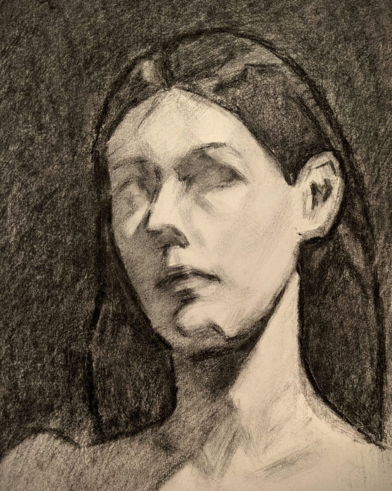 Portrait au fusain d'une femme brune